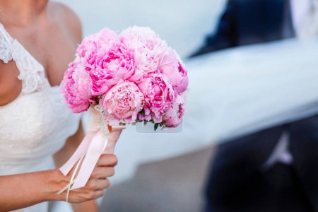 Téléchargez les photos : Bouquet de mariage dans la main de la mariée - en image libre de droit