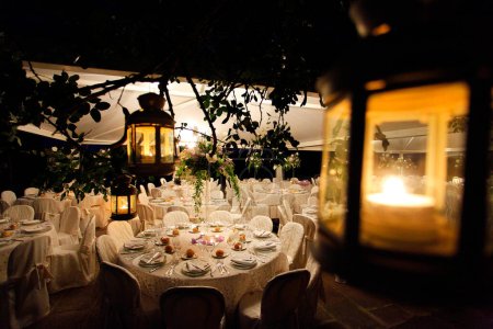Téléchargez les photos : Beau cadre de table de mariage dans le restaurant - en image libre de droit