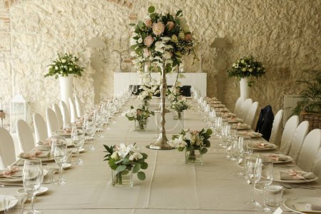 Téléchargez les photos : Ensemble de table dans une fête de mariage blanche ouverte. - en image libre de droit