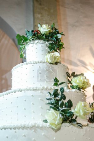 Foto de Pastel de boda con flores - Imagen libre de derechos