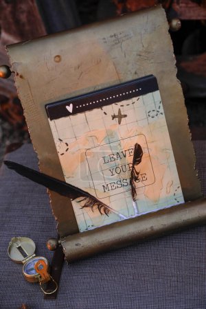 Téléchargez les photos : Vieille boussole sur un fond en bois avec un livre et une carte. le concept de voyage - en image libre de droit