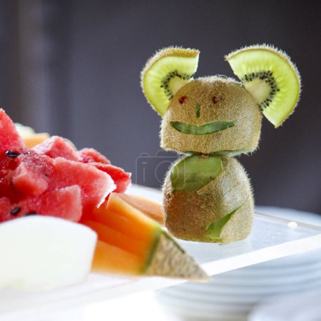 Téléchargez les photos : Kiwi, pastèque et tranches de fruits. beau décor - en image libre de droit