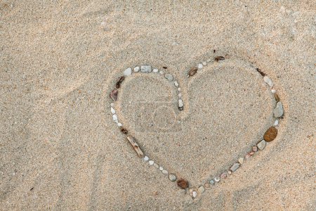 Téléchargez les photos : Coeur tiré par le sable de la mer - en image libre de droit