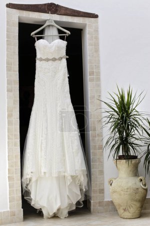Téléchargez les photos : Robe de mariée sur le cintre - en image libre de droit