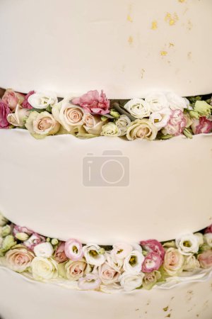 Foto de Pastel de boda decorado con flores - Imagen libre de derechos