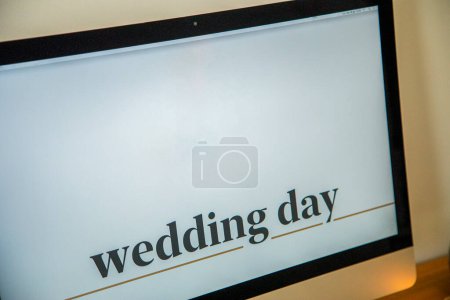 Téléchargez les photos : Jour de mariage sur l'écran de l'ordinateur portable - en image libre de droit