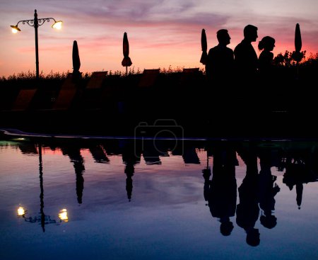 Téléchargez les photos : Silhouettes de personnes au coucher du soleil - en image libre de droit