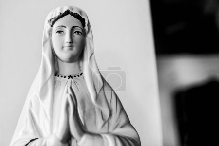 Téléchargez les photos : Gros plan de la statue de Marie - en image libre de droit