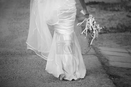 Téléchargez les photos : Belle mariée en robe blanche - en image libre de droit