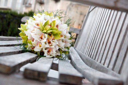 Téléchargez les photos : Fleurs de mariage sur banc en bois - en image libre de droit
