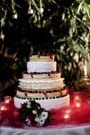 Foto de Delicioso pastel de boda y velas - Imagen libre de derechos