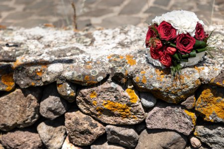 Téléchargez les photos : Bouquet de roses dans le cimetière - en image libre de droit