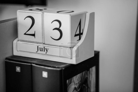 Téléchargez les photos : Calendrier noir et blanc avec une date du 23 juillet. - en image libre de droit
