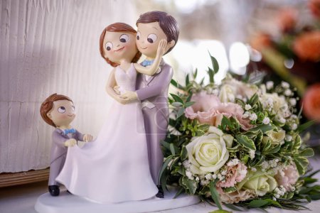 Téléchargez les photos : Mariée et marié en amour statue et fleurs - en image libre de droit