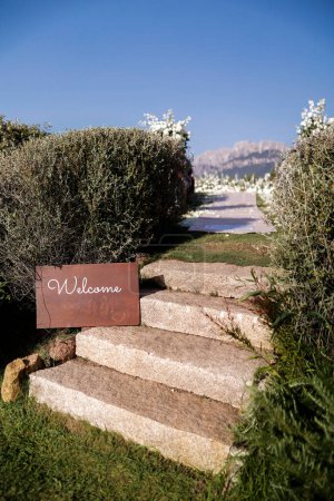 Foto de Signo de "bienvenida" en las escaleras de piedra en el día soleado - Imagen libre de derechos