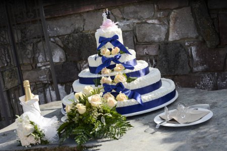 Foto de Pastel de boda con flores y cubiertos - Imagen libre de derechos