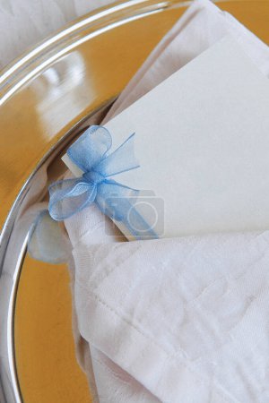 Foto de Primer plano de una servilleta y tarjeta azul y blanca - Imagen libre de derechos
