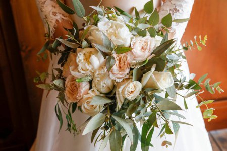 Téléchargez les photos : Beau bouquet de mariage sur une robe beige avec des fleurs - en image libre de droit