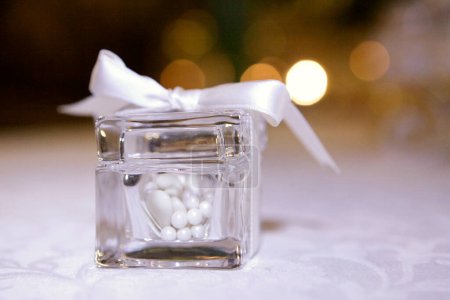 Téléchargez les photos : Belles décorations de mariage dans le vase en verre - en image libre de droit