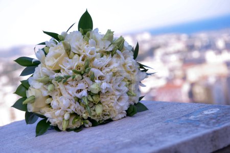 Téléchargez les photos : Belles fleurs de mariage sur le fond de la mer. - en image libre de droit
