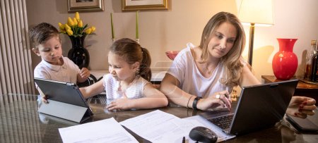 Téléchargez les photos : Jeune famille faisant du travail en ligne sur l'ordinateur - en image libre de droit