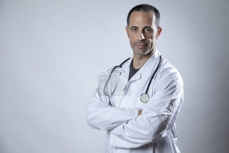 Téléchargez les photos : Médecin à la peau foncée et aux cheveux noirs en manteau blanc isolé sur fond blanc - en image libre de droit