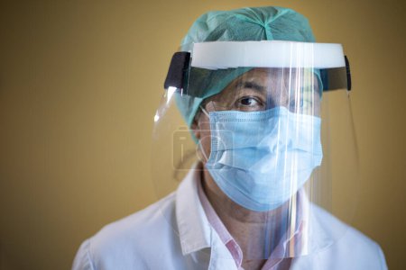Foto de Primer plano retrato de médico en una máscara y googles - Imagen libre de derechos