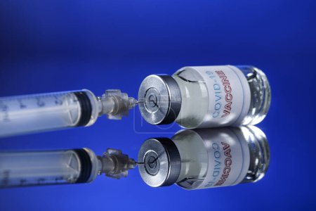 Foto de Frasco de vacuna contra el Coronavirus en segundo plano - Imagen libre de derechos