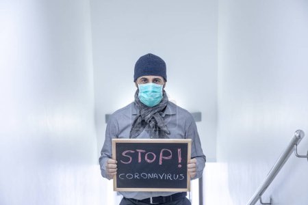 Téléchargez les photos : Homme brun en costume avec un masque antivirus - en image libre de droit