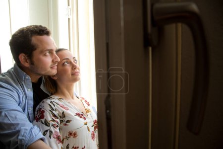 Téléchargez les photos : Jeune homme et femme regardant la fenêtre - en image libre de droit