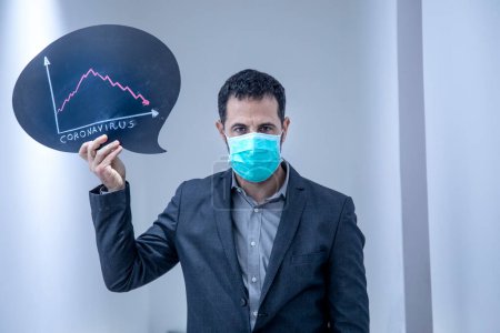 Téléchargez les photos : Homme brun en costume avec un masque antivirus, montre un signe contre les données de l'infection par le virus de la Couronne - en image libre de droit