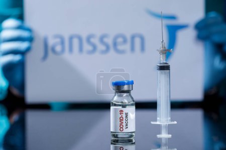 Foto de Vacuna anticovid colocada en la superficie reflectante de una mesa de laboratorio - Imagen libre de derechos