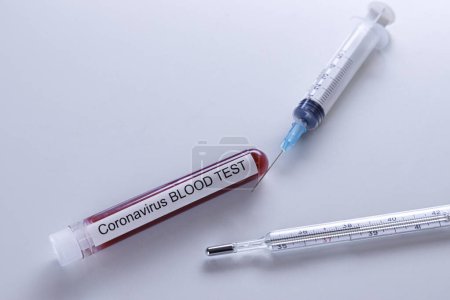 Téléchargez les photos : Éprouvettes de sang, thermomètre et autres articles liés au coronavirus, isolées sur fond neutre - en image libre de droit