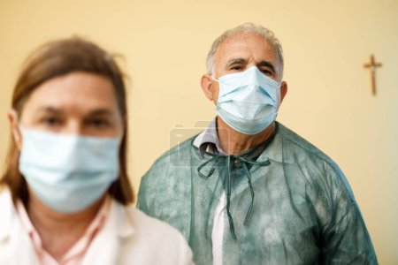 Téléchargez les photos : Médecin et assistant avec masques - en image libre de droit