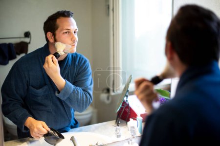 Foto de Hombre aplicando crema de afeitar - Imagen libre de derechos