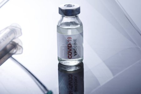Téléchargez les photos : Flacon de vaccin contre le coronavirus en arrière-plan - en image libre de droit