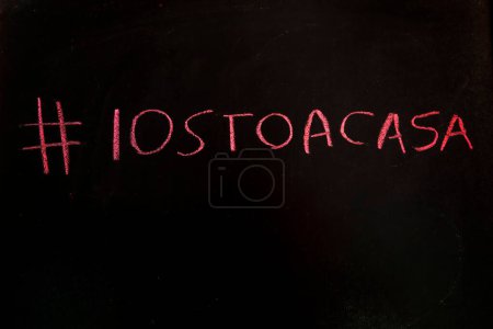 Téléchargez les photos : Tableau noir avec "Iostoacasa" écrit - en image libre de droit