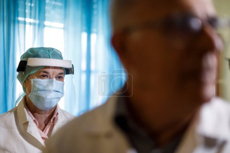 Téléchargez les photos : Portrait de deux médecins confiants portant des masques protecteurs - en image libre de droit