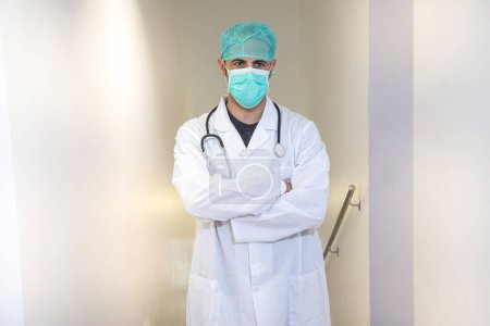 Foto de Médico con máscara y gorra en una sala de hospital - Imagen libre de derechos
