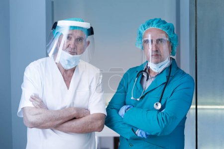 Téléchargez les photos : Portrait de deux médecins confiants portant des masques protecteurs - en image libre de droit