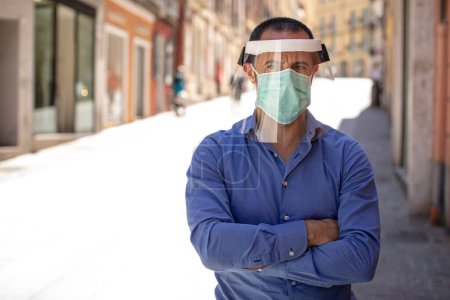 Téléchargez les photos : Homme avec masque bleu chemise et écran en plexiglas dans le centre-ville - en image libre de droit