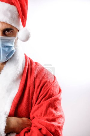 Téléchargez les photos : Père Noël avec masque chirurgical, isolé sur fond blanc - en image libre de droit