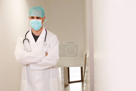 Foto de Médico con máscara y gorra en una sala de hospital - Imagen libre de derechos