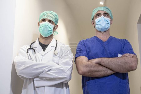 Téléchargez les photos : Couple médical avec masque dans une salle d'hôpital - en image libre de droit