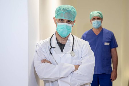 Foto de Pareja médica con máscara en una sala de hospital - Imagen libre de derechos