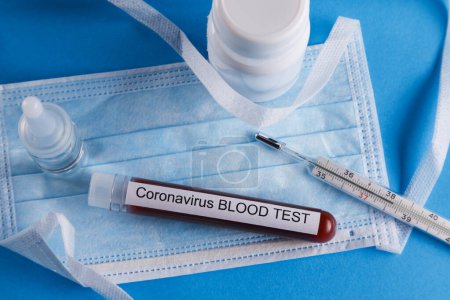Téléchargez les photos : Éprouvette de sang, thermomètre et autres articles liés au coronavirus, isolée sur fond neutre - en image libre de droit