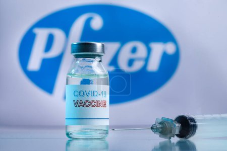 Foto de Frasco de vacuna contra el Coronavirus en el fondo la marca de la empresa farmacéutica - Imagen libre de derechos