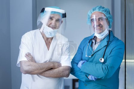 Foto de Retrato de dos doctores confiados usando máscaras protectoras - Imagen libre de derechos