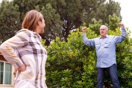 Téléchargez les photos : Couple âgé dans le jardin à la maison - en image libre de droit