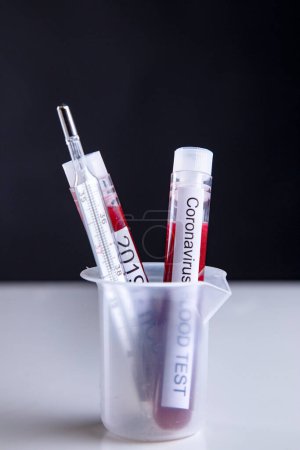Téléchargez les photos : Éprouvettes avec coronavirus test sanguin à l'intérieur, isolées sur fond noir - en image libre de droit